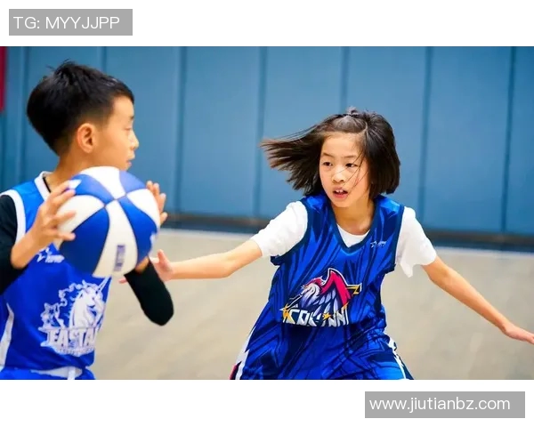 中国女篮勇战加美队全力争胜展现巾帼风采与篮球魅力