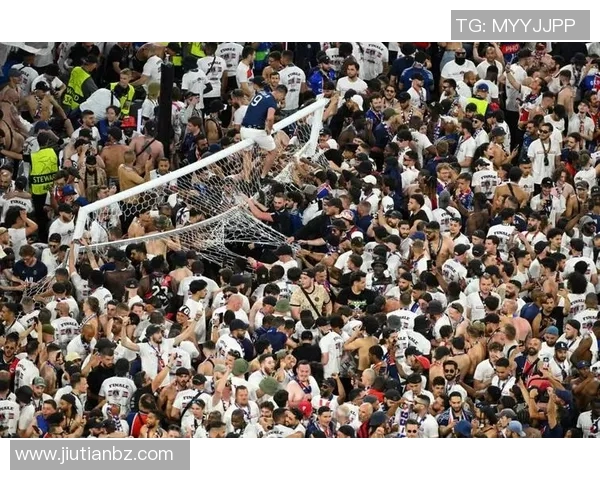 欧冠门票系统崩溃数万球迷排队长达12小时抢购心切